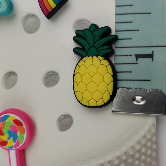 Crocs NWT Bundle (2) Jibbits Happy Candy 5 pack & Breakfast 5 pack 10 To… - Picture 5 of 8